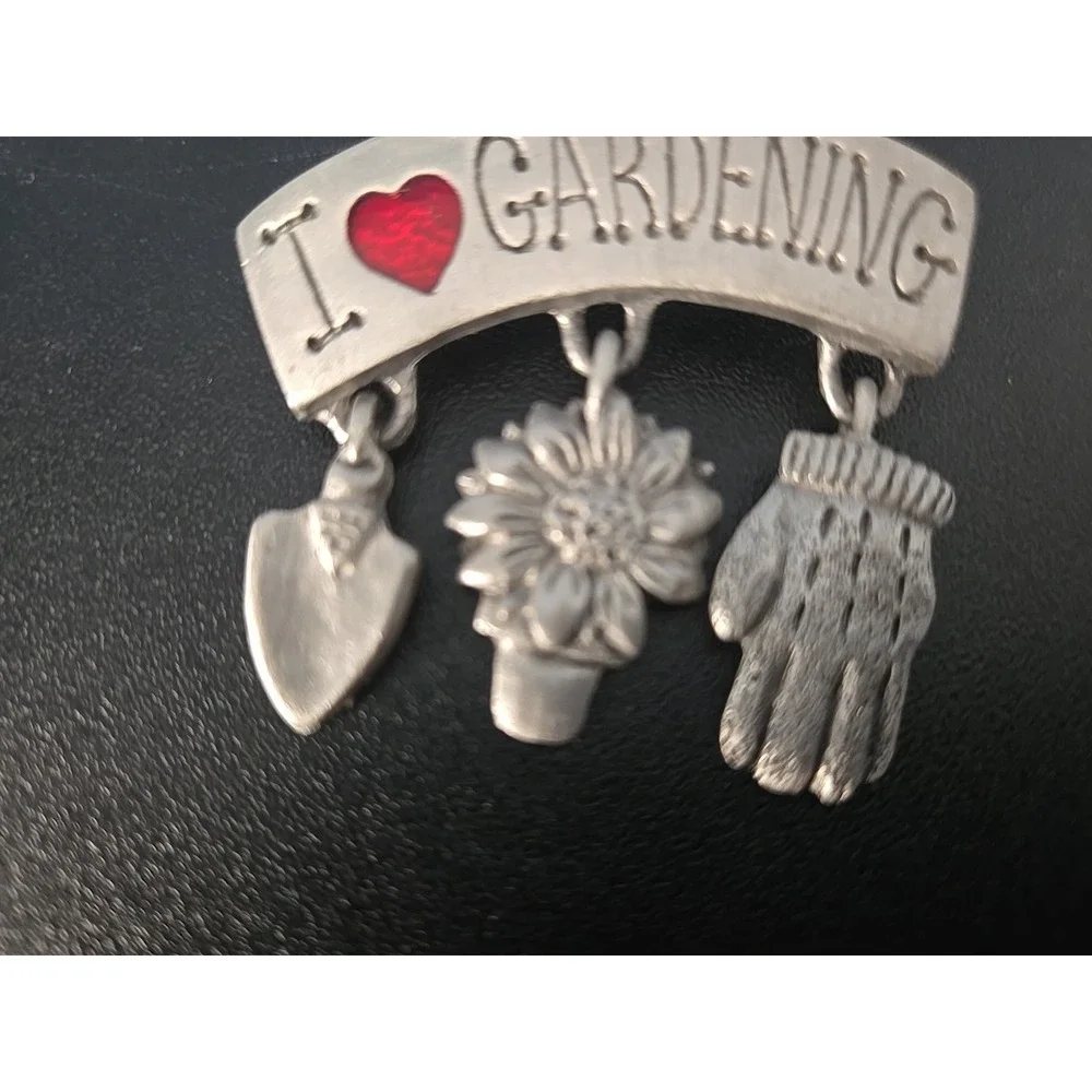 Pin Art 'I Love Gardening' Pewter Brooch Pin‎ Red Enamel Heart Design